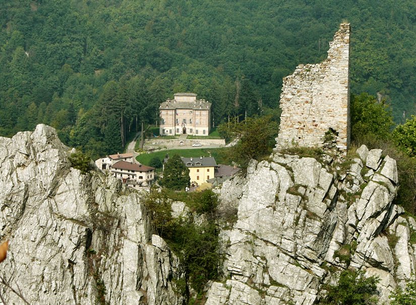 Castello di Pamparato, visto dal Castlus